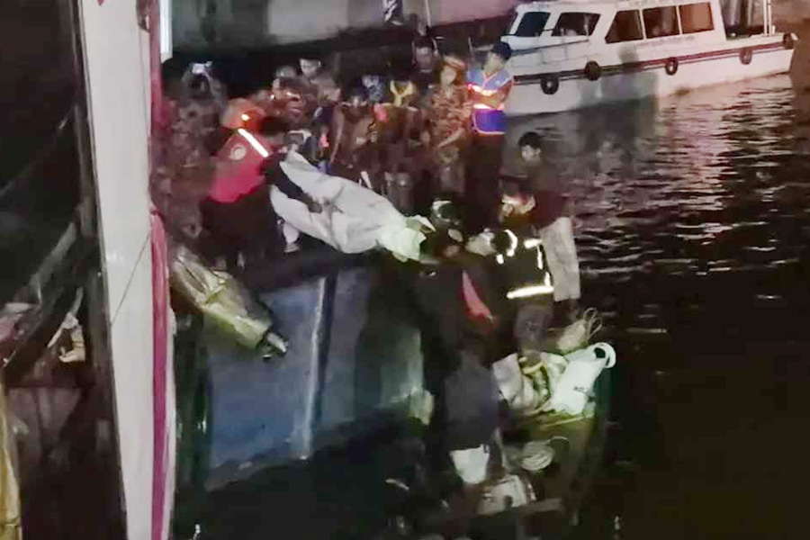 ডুবে যাওয়া বাস থেকে ৯ শিশুসহ ২৩ মরদেহ উদ্ধার