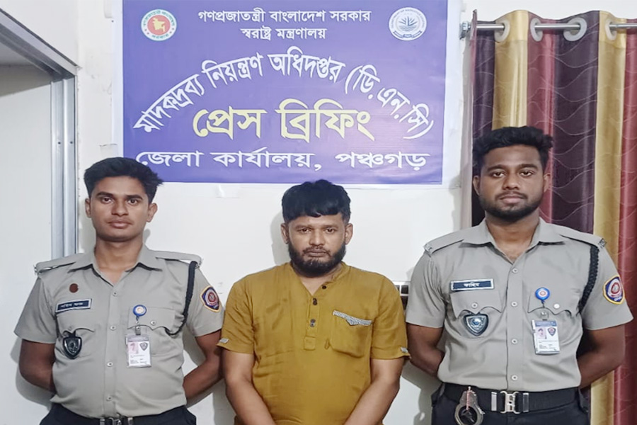 পঞ্চগড়ে মোটরসাইকেলে ইয়াবা বহন, আটক ১