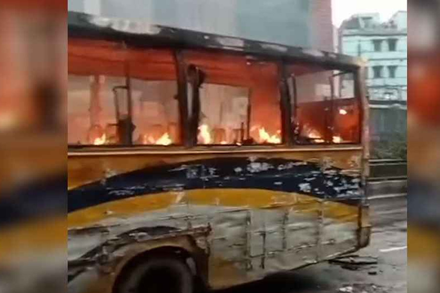 রাজধানীতে হঠাৎ গুলি ছুড়ে বাসে আগুন