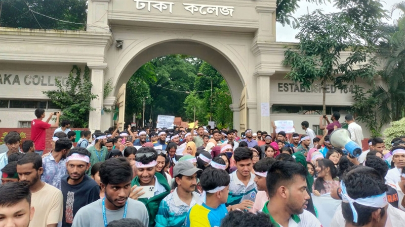 প্রস্তাবিত বিশ্ববিদ্যালয়ের অধ্যাদেশ দাবিতে ৭ কলেজ শিক্ষার্থীদের বিক্ষোভ