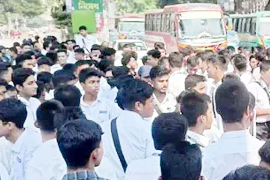 আবারও সায়েন্সল্যাব মোড় অবরোধ  শিক্ষার্থীদের