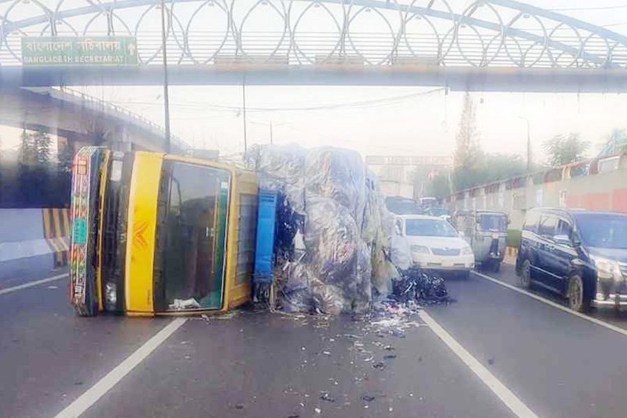 নিকুঞ্জে ট্রাক উল্টে এয়ারপোর্ট রোডে তীব্র যানজট