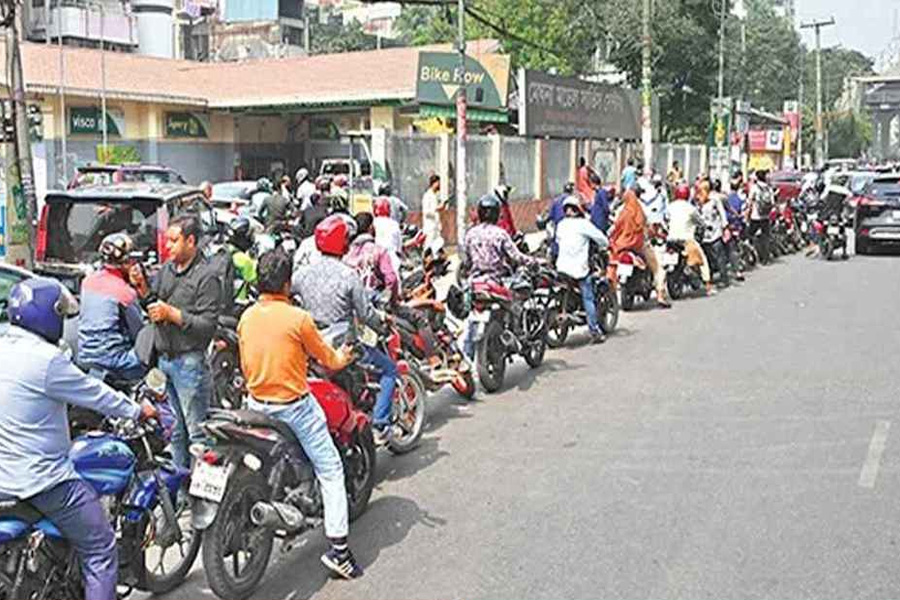 ঢাকার ফিলিং স্টেশনগুলোতে আজও দীর্ঘ লাইন