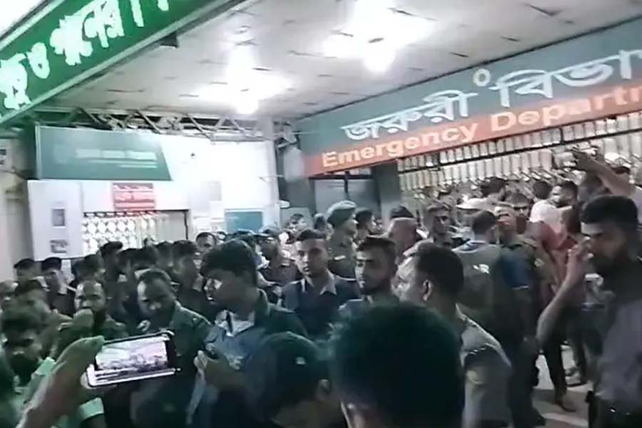 ঢামেক চিকিৎসক-শিক্ষার্থী সংঘর্ষ : সমাধানে বৈঠকে বসেছে সবপক্ষ