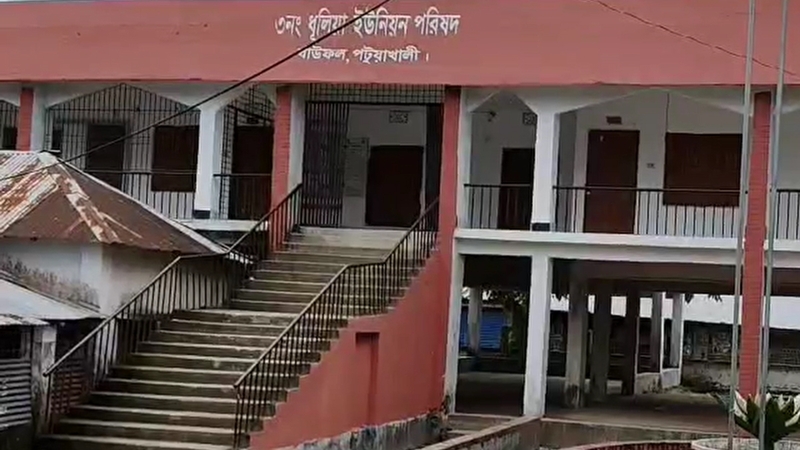সেনাবাহিনীর উদ্যোগে ঘুষের টাকা ফেরত পাচ্ছেন জেলেরা