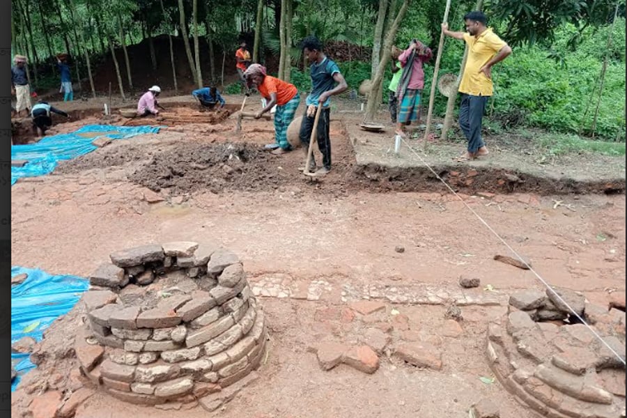 নবাবগঞ্জে কান্জিরহাড়ি ঢিবিতে চলছে প্রত্নতাত্ত্বিক খনন কাজ