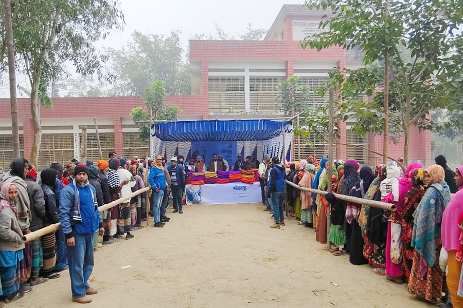 বীরগঞ্জে শীতার্ত মানুষের মাঝে কম্বল বিতরণ