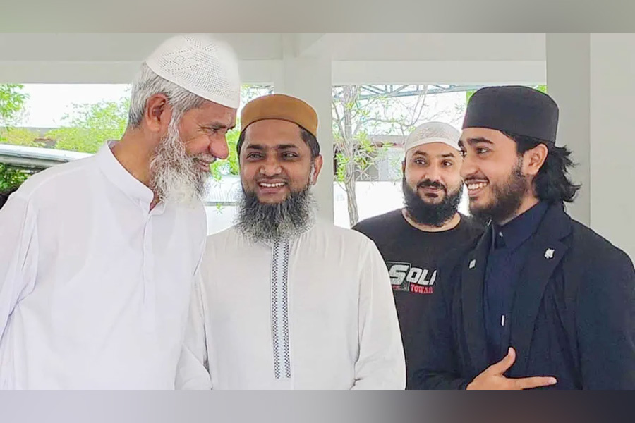 বিশ্বজয়ী হাফেজের কণ্ঠে তিলাওয়াত শুনে মুগ্ধ জাকির নায়েক