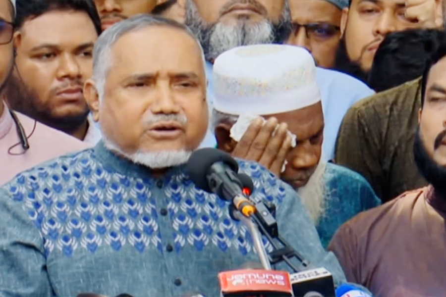 ৪-৫ জন উপদেষ্টা বিশেষ দলের পক্ষে কাজ করছে: ডা. তাহের