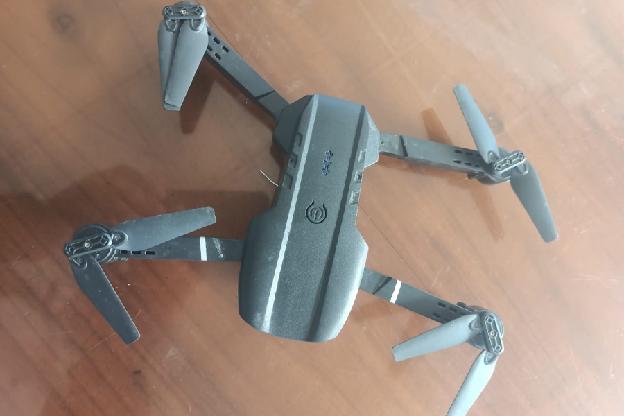 আমেরিকার চিকিৎসক দম্পতির বাসার সামনে ড্রোন ক্যামেরা উদ্ধার