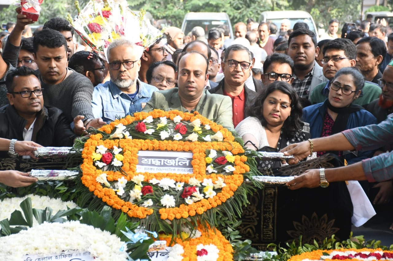কবি হেলাল হাফিজের কফিনে ডিআরইউ’র শ্রদ্ধা
