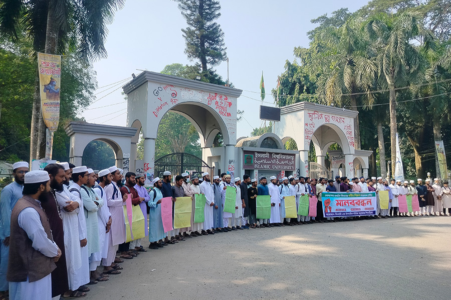 প্রাথমিকে ধর্মীয় শিক্ষক নিয়োগের দাবিতে ইবি শিক্ষার্থীদের মানববন্ধন