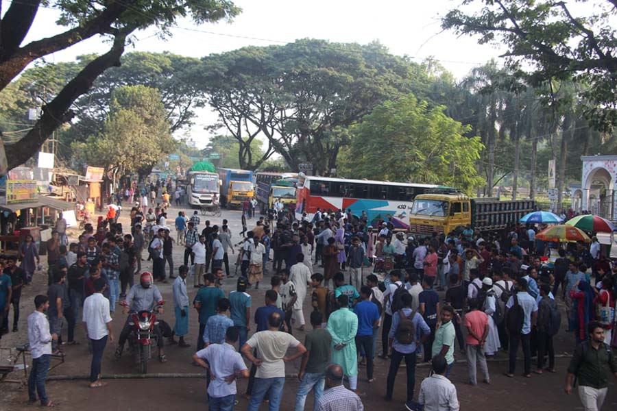 কুষ্টিয়া-খুলনা মহাসড়ক দ্রুত সংস্কারের দাবিতে ইবি শিক্ষার্থীদের অবরোধ