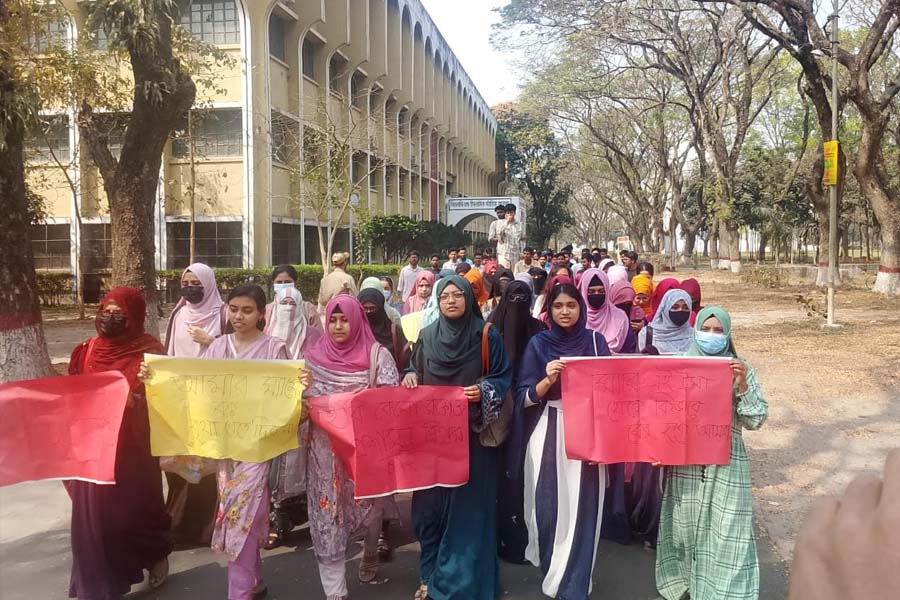 ইবি শিক্ষিকা হত্যার বিচারের দাবিতে শিক্ষার্থীদের বিক্ষোভ