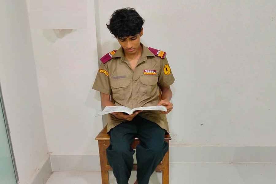 বাবার মৃত্যুর পরও দায়িত্ব পালন করে পরদিন এইচএসসি পরীক্ষায় অংশ নিচ্ছেন বাগেরহাটের শিক্ষার্থী ইকন। ছবি: সংগৃহীত