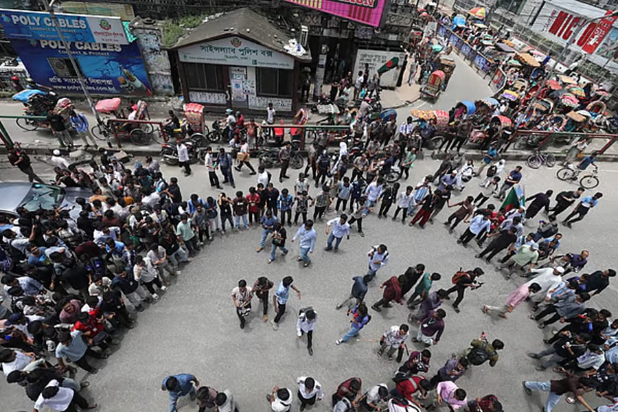 শিক্ষামন্ত্রীর পদত্যাগের দাবিতে রাজধানীর সায়েন্স ল্যাব এলাকায় সড়ক অবরোধ করে বিক্ষোভ করছেন শিক্ষার্থীরা। ছবি: সংগৃহীত