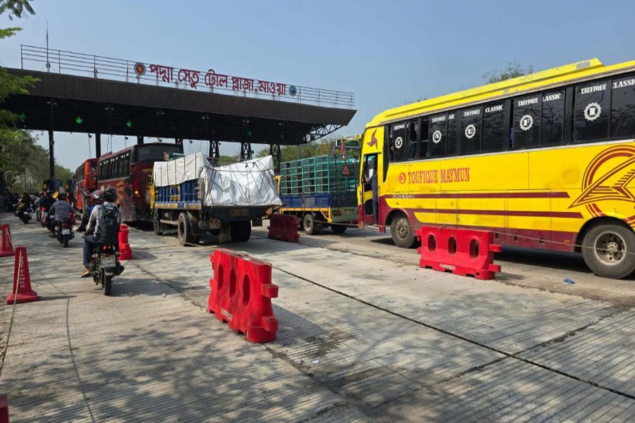 পদ্মা সেতু হয়ে স্বস্তির ঈদযাত্রা, বাড়ি ফিরছেন ২১ জেলার মানুষ