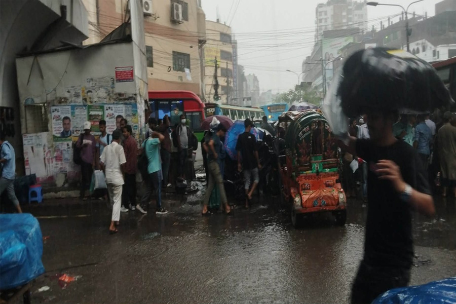ঈদযাত্রায় বৃষ্টির বাগড়া, ভোগান্তিতে যাত্রীরা