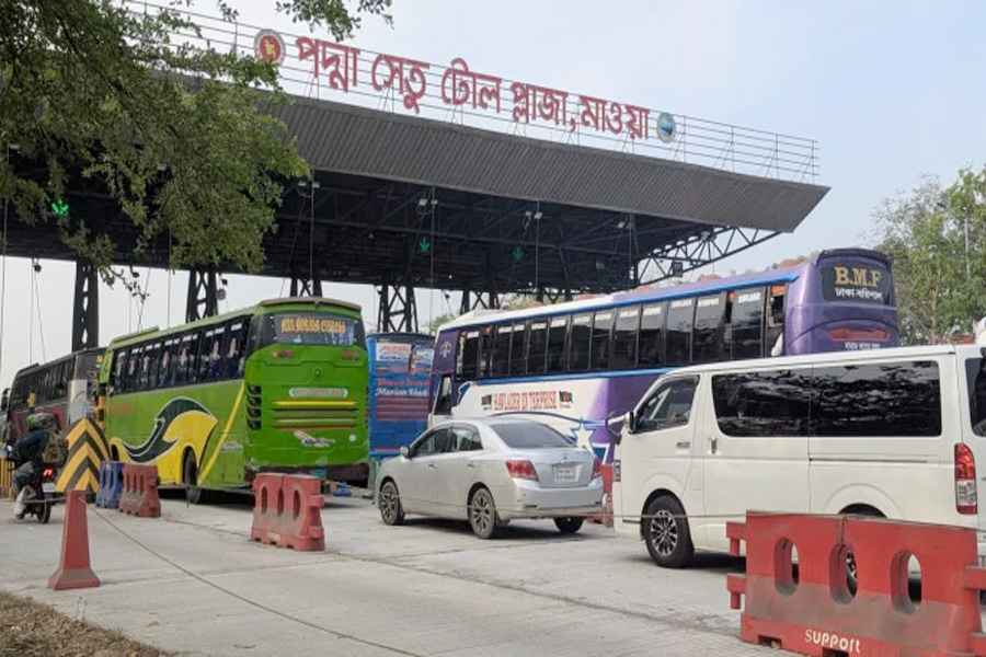 পদ্মা সেতুতে ঈদযাত্রায় নেই যানজট, বাড়তি ভাড়ার অভিযোগ