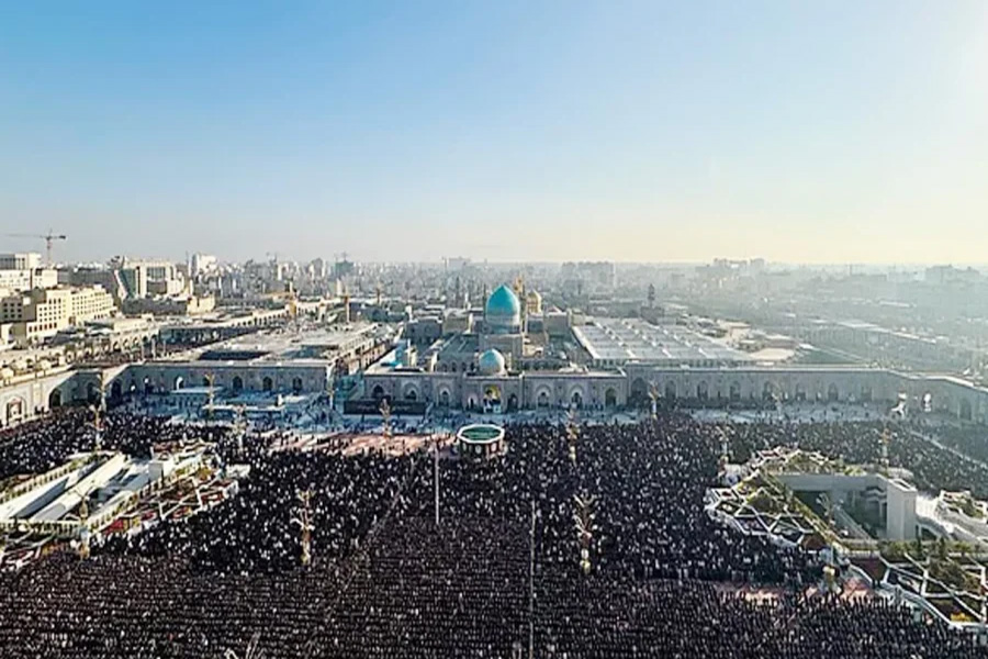 যুদ্ধের মধ্যে উন্মুক্ত ময়দানে ঈদের নামাজ পড়েছে ইরানিরা