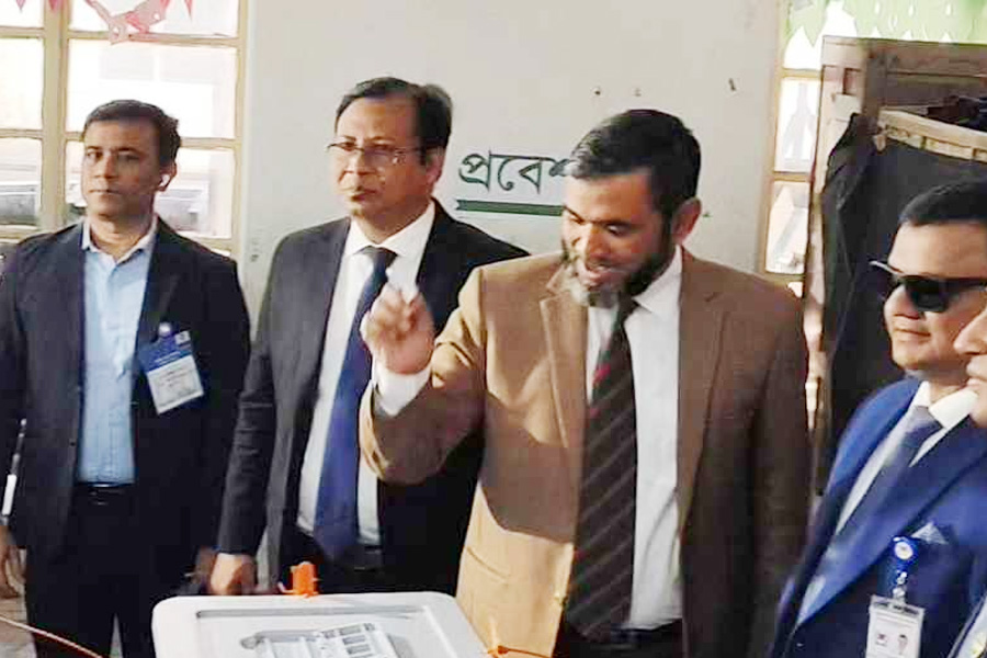 ভোট দিলেন নির্বাচন কমিশনার সানাউল্লাহ