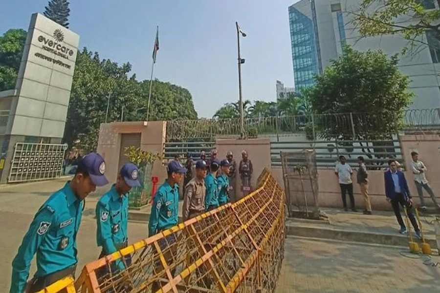 এভারকেয়ারে কমছে খালেদা জিয়ার উৎসুক জনতার ভিড়