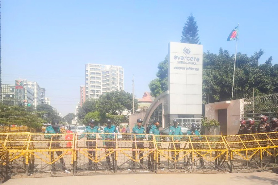 এভারকেয়ার হাসপাতালে আজ নেতাকর্মীদের ভিড় নেই