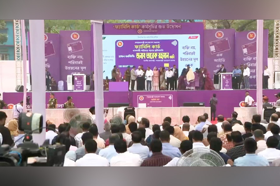 ৩ সপ্তাহেই ‘ফ্যামিলি কার্ড’ চালু করলেন প্রধানমন্ত্রী