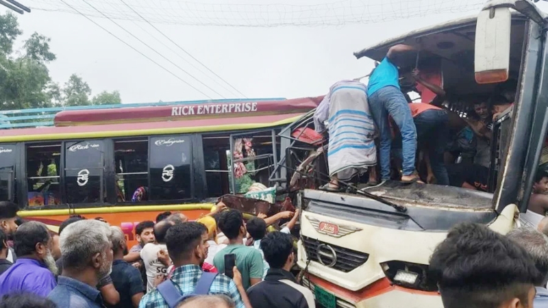 ফরিদপুরে ২ বাসের মুখোমুখি সংঘর্ষ, নিহত ৩