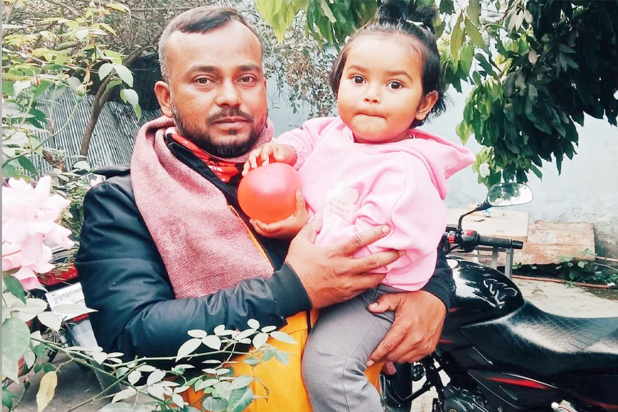 বজ্রপাতে বাবার মৃত্যু, কোল থেকে ছিটকে প্রাণে বাঁচল শিশুসন্তান