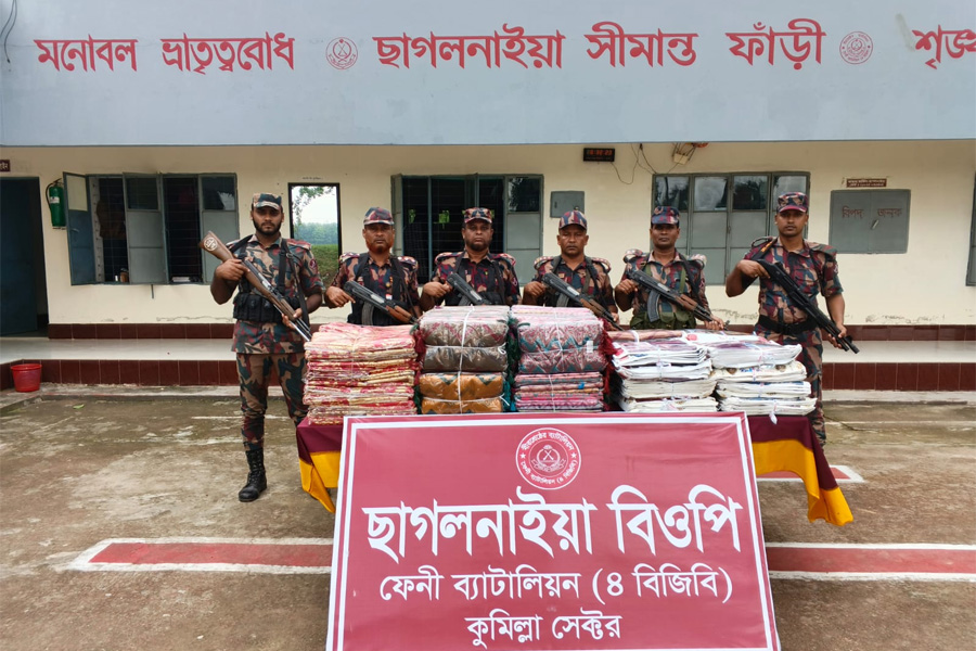 ফেনী সীমান্তে বিজিবির অভিযানে ৪১ লাখ টাকার শাড়ি জব্দ