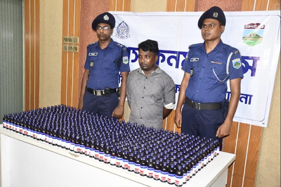 আটক মাদক কারবারি মিরাজুল ইসলাম। ছবি: ভিওডি বাংলা
