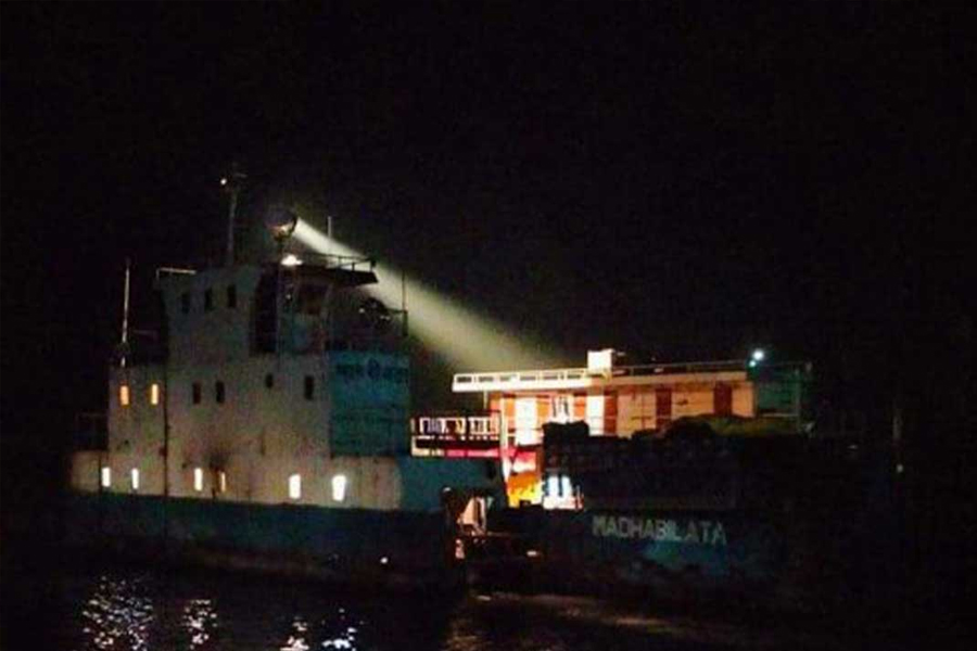 দৌলতদিয়া-পাটুরিয়া নৌরুটে ফেরি চলাচল বন্ধ