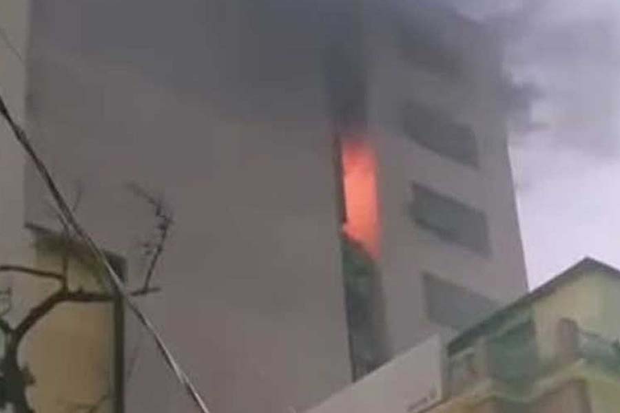 বনানীতে বহুতল ভবনে আগুন, নিয়ন্ত্রণে ফায়ার সার্ভিসের ৫ ইউনিট