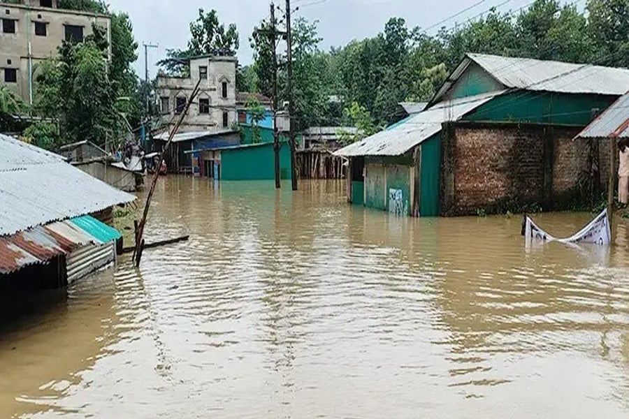 টানা বৃষ্টিতে প্লাবিত বান্দরবানের একটি সড়ক। ছবি: সংগৃহীত