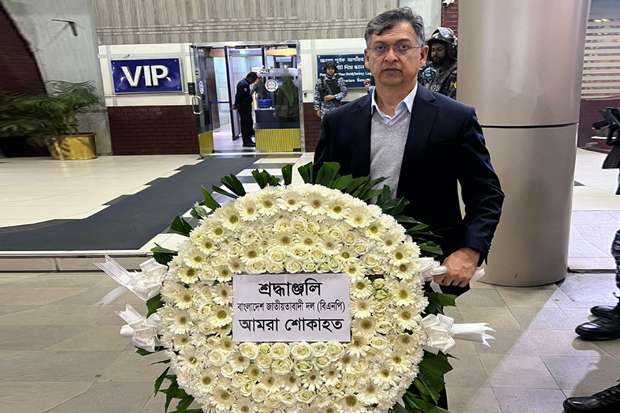 হাদির কফিনে বিমানবন্দরে বিএনপির ফুলেল শ্রদ্ধা