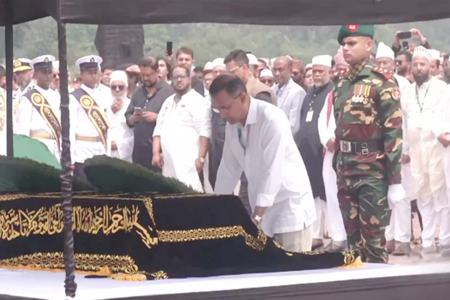 দক্ষিণ প্লাজায় স্পিকারের স্ত্রীর জানাজায় অংশ নেন প্রধানমন্ত্রী