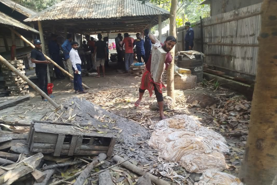 গাইবান্ধায় লাইসেন্সবিহীন সেমাই কারখানায় অভিযান, জরিমানা