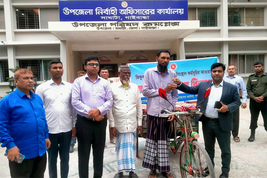 সাঘাটায় ২ ভিক্ষুক পেলো অটোভ্যান