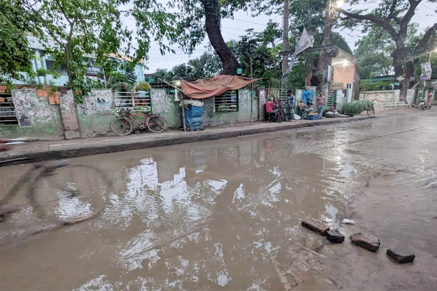 গোবিন্দগঞ্জ সামান্য বৃষ্টিতেই দুর্ভোগের শিকার স্থানীরা