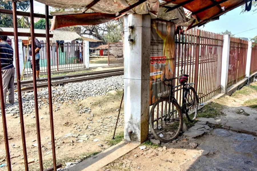 গাইবান্ধায় রেলওয়ের বাউন্ডারি কেটেছে দুর্বৃত্তরা