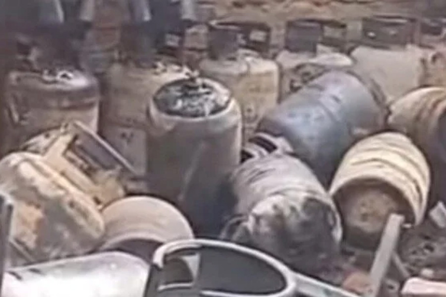 সাতকানিয়ায় গ্যাস সিলিন্ডার বিস্ফোরণে ১০ শ্রমিক দগ্ধ