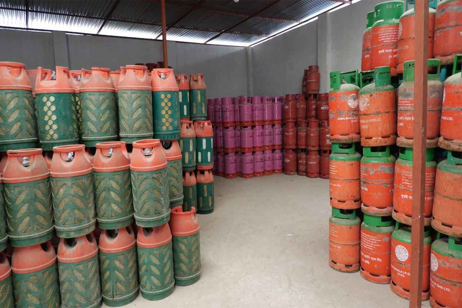 মজুত থাকলেও সংকট দেখিয়ে গ্যাস সিলিন্ডার বেশি দামে বিক্রি