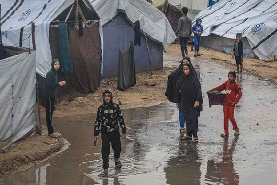 বৃষ্টি ও হাড়কাঁপানো ঠান্ডায় গাজায় সীমাহীন দুর্ভোগ