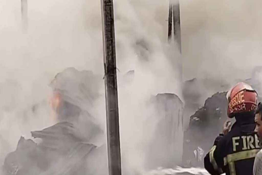 কোনাবাড়ীতে ঝুটের গোডাউনে অগ্নিকাণ্ড