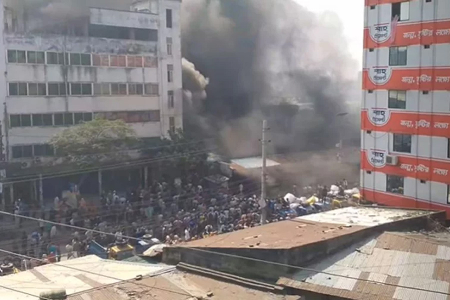 টঙ্গীতে তুলার গোডাউনে আগুন, নিয়ন্ত্রণে ৭ ইউনিট