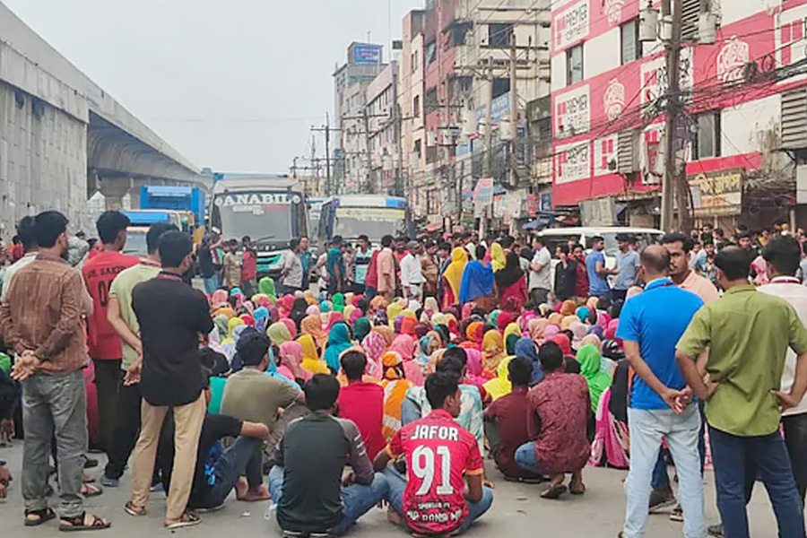 গাজীপুরে বকেয়া বেতনের দাবিতে শ্রমিকদের মহাসড়ক অবরোধ