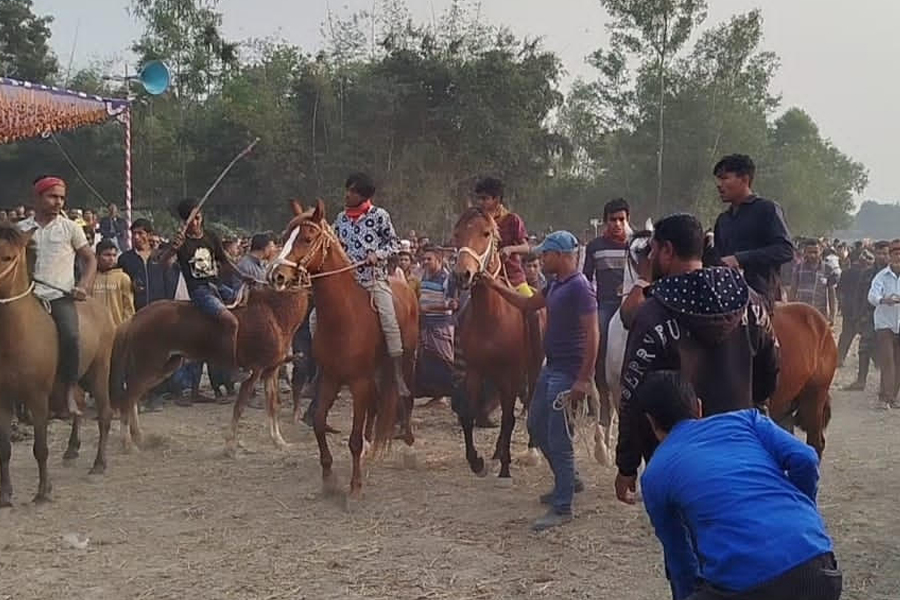 গ্রাম-বাংলার ঐতিহ্য ঘোড়দৌড় প্রতিযোগিতা অনুষ্ঠিত