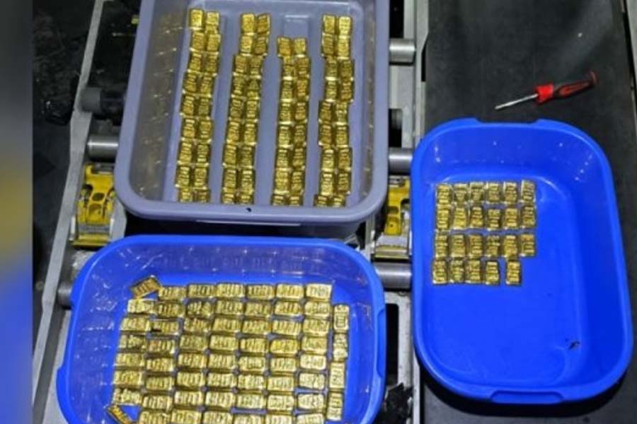 বিমানের টয়লেটে ১৮ কেজি স্বর্ণ: পাইলট-ক্রু, যাত্রীদের তথ্য চায় পুলিশ