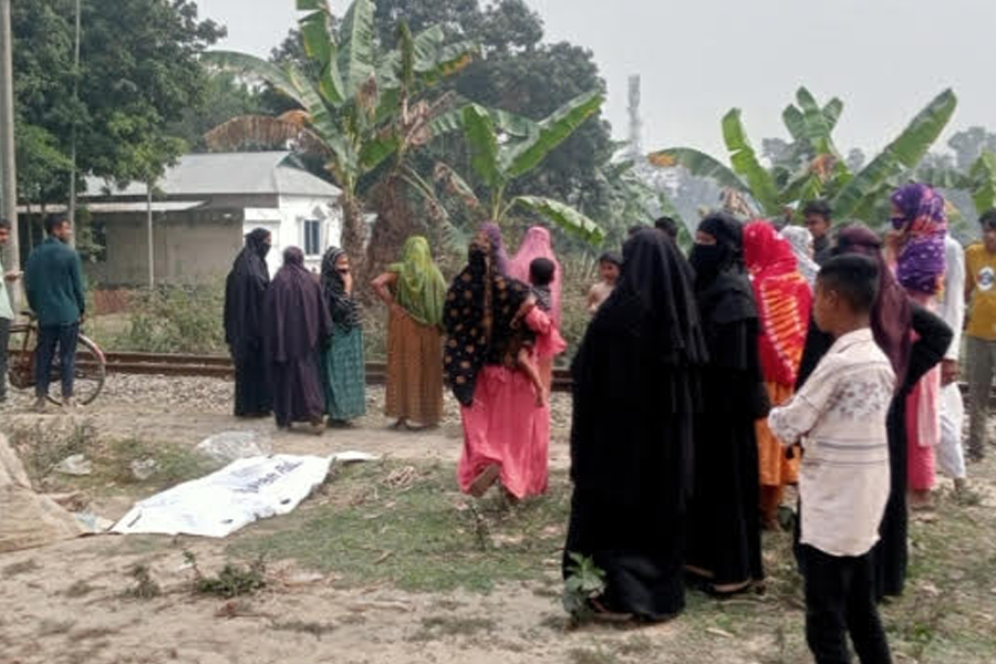 গৌরীপুরে ট্রেনের নিচে ঝাঁপিয়ে কলেজছাত্রীর আত্মহত্যা